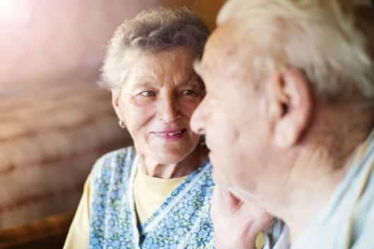 Zufriedene Senioren mit der Altenpflege und -betreuung