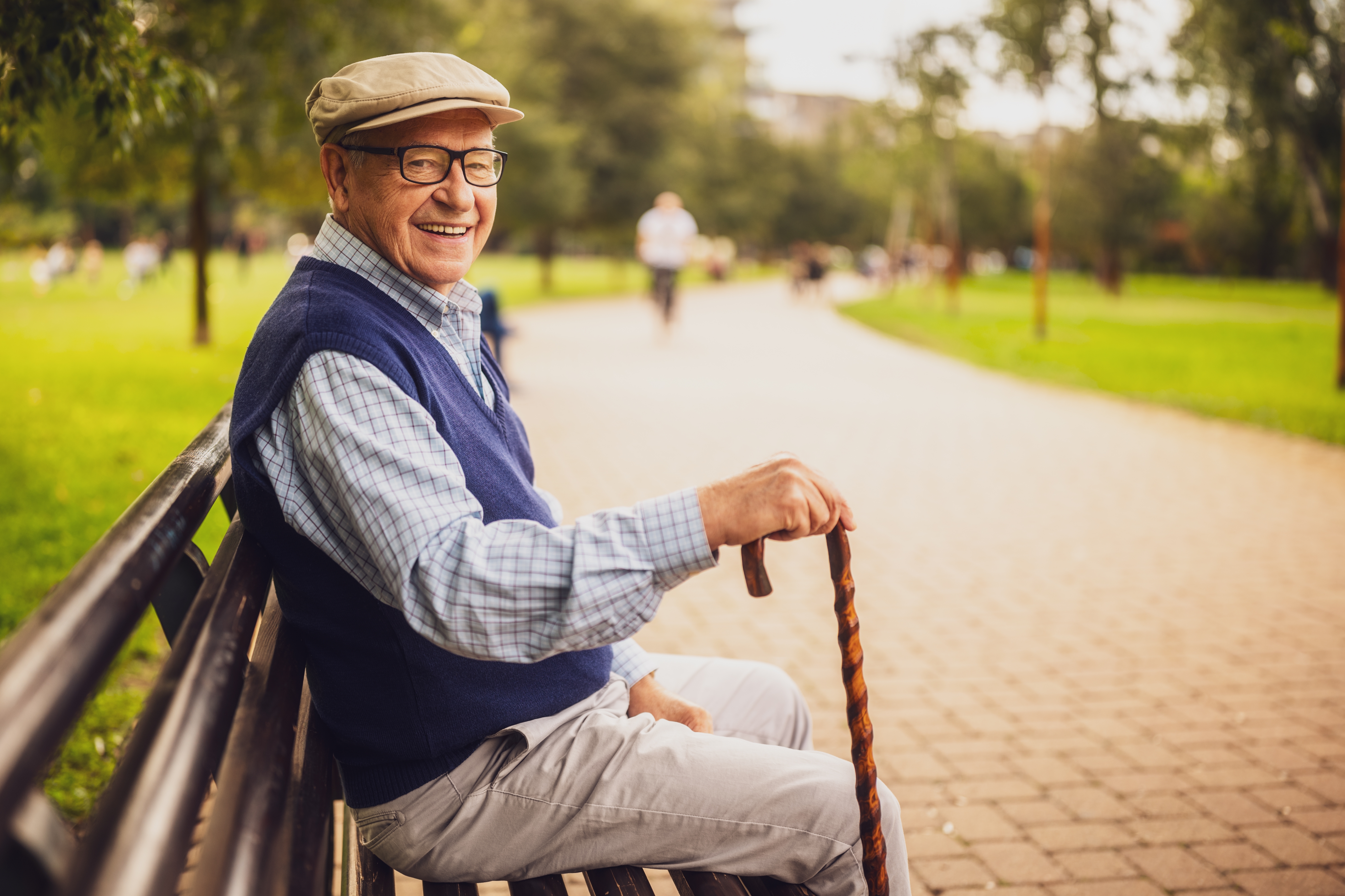 Glücklicher Senior im Park